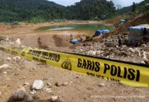 Polresta Mamuju Kembali Pasang Spanduk Larangan Tambang Ilegal di Kalumpang