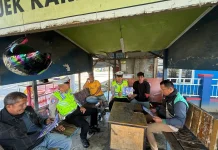 Ditlantas Polda Sulbar Bagikan Leaflet dan Edukasi Pengguna Jalan