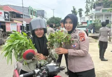 Ditlantas Polda Sulbar Dibagikan Hasil Panen Pangan Lestari ke Pengendara