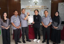 Kemenkum Sulbar Serahkan Sertifikat Apostille untuk Studi di Spanyol