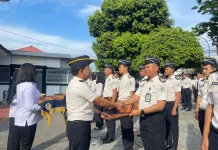 Karutan Mamuju Pimpin Upacara Kenaikan Pangkat Enam Belas Pegawai Rutan Mamuju