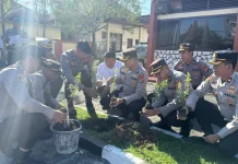 Polresta Mamuju Tanam Pohon Hadapi Dampak Cuaca Panas El Nino