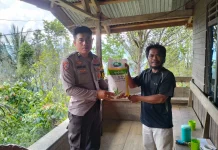 Dukung Ketahanan Pangan, Bhabinkamtibmas Pana Salurkan Bantuan Bibit jagung