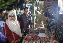 Dorong Perekonomian, Sekda Sulbar Ajak Masyarakat dan ASN Cintai Tenun Lokal