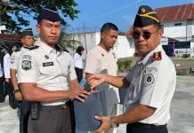 Rutan Pasangkayu Berikan Penghargaan Pegawai Teladan