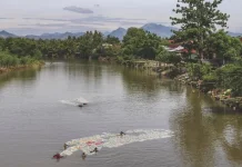 Perempuan Passau Uwai Berenang di Sungai Penuh Sampah  Demi Air Bersih
