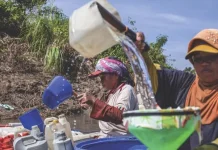 Perempuan Passau Uwai Mandar Pikul Beban Ganda di Sungai Mandar