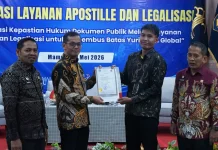 Serahkan Sertifikat Apostille, Kemenkum Sulbar Permudah Legalisasi Dokumen