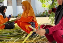 Asah Kemandirian, Warga Binaan Lapas Perempuan Mamuju Sulap Daun Kelapa Jadi Sapu