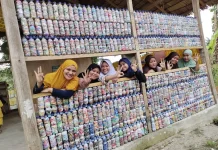 Sekolah Alam di Mamuju Tengah Terapkan Bayar SPP Pakai Sampah