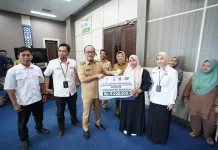 Gubernur  Sulbar Salurkan Bantuan Modal Rp5 Juta untuk Keluarga PKH Desil 1 dan 2