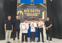 Rutan Mamuju Serahkan Remisi Lansia kepada Dua Warga Binaan