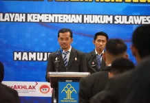 Lantik Sejumlah PNS, Kakanwil Kemenkum Sulbar Tekankan Pelayanan Masyarakat