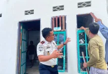 Warga Binaan  Pasukan Merah Putih Rutan Mamuju Bedah Rumah Warga di Tampa Padang