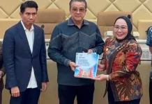 Bupati Mamuju Serahkan Kajian Akademik DOB Kota  Kepada Komisi II DPR RI