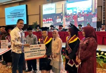 Enam  Mahasiswa Terbaik Universitas Wallacea dapat Apresiasi dari BNI