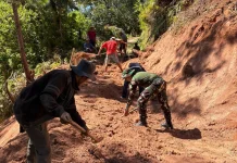 TNI dan Warga Bersihkan Material Longsor di Desa Malengkena Kabupaten Mamasa