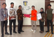 Kemenkum Sulbar Serahkan SKT Partai, Tegaskan Layanan AHU Profesional