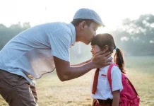 Hari Pertama Sekolah, Para Orang Tua Antar Anak ke Sekolah