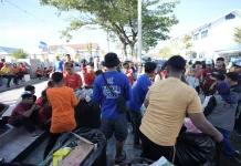 Peringati HUT ke-25, Demokrat Majene Gelar "Gerakan Langit Biru" Bersihkan Stadion
