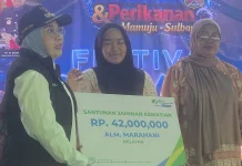 Bupati Mamuju, Sutina Salurkan Santunan Kematian BPJS Ketenagakerjaan ke Nelayan