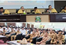 Bupati Arsal Aras Serahkan SK NIPD kepada Perangkat Desa