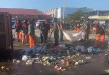 Peringati HUT ke-1 Kodam XXIII/Palaka Wira, Korem 142 Bersihkan Pasar Teradisional