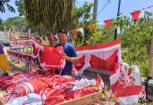 Jelang HUT RI ke-81, Penjual Umbul-Umbul Mulai Ramai di Mamuju