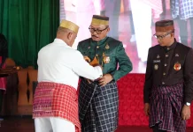 Dapat Gelar Adat, Gubernur Sulbar Janji Bangun Istana Balanipa
