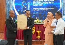 Kakanwil Kemenkum Sulbar Serahkan Hadiah Pemenang Lomba Hari Pengayoman Ke-81