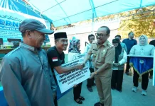 Gubernur Suhardi Duka Serahkan Bantuan Ternak di Majene