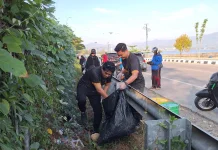 Peduli Lingkungan Bersama RRI, Densus 88 AT Sulbar Ajak Masyarakat Jaga Kebersihan