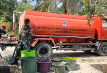 Krisis Air Bersih, Babinsa dan BPBD Salurkan Air Bersih di Bulumario Pasangkayu