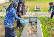 RRI Mamuju Ziarah ke Makam Pahlawan Sambut HUT ke 81 RRI