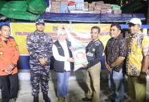 Pemkab Mamuju Salurkan 53 Ton Air Bersih ke Bala-balakang