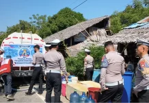 Ditlantas Polda Sulbar Salurkan 10 Ribu Liter Air Bersih