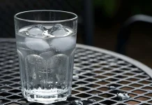 Mitos atau Fakta, Minum Air Es Bikin Perut Buncit