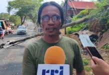 Hujan Lebat, Pohon Tumbang Timpa Tiang Listrik di Depan Rumdis Ketua DPRD Sulbar
