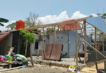 Dua Rumah Terdampak Angin Kencang, Pemkab Mamuju Salurkan Bantuan