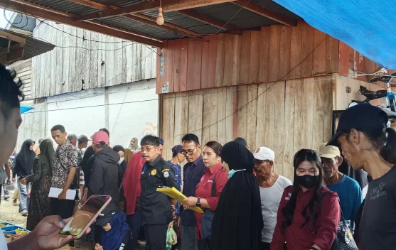 Kadiskop UKM Perindag Mateng Pantau Harga Sembako dan Stok LPG 3 Kg di Pasar Mahahe