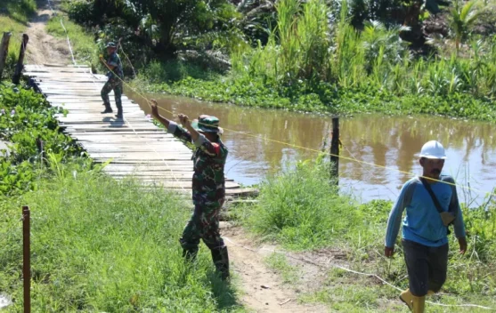 TNI Bersama Warga Bangun Jembatan Gantung