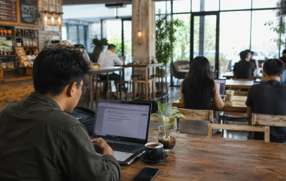 Fenomena Kopi dan Ruang Kerja: Kenapa Banyak Orang Betah di Kafe?
