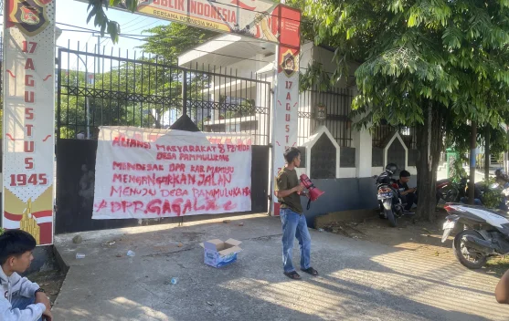 HUT Mamuju ke 486, Warga Pammulukang Demo Tuntut Perbaikan Jalan