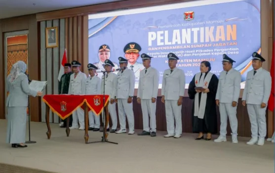 Bupati Mamuju Lantik Delapan Kades, Minta Dana Desa Digunakan Secara Efektif
