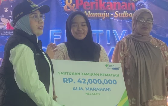 Bupati Mamuju, Sutina Salurkan Santunan Kematian BPJS Ketenagakerjaan ke Nelayan