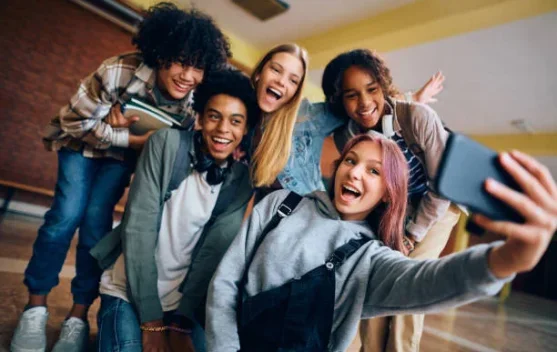Gen Z Lebih Milih Pengalaman Daripada Barang Mewah: "Beli Memori, Bukan Logo"