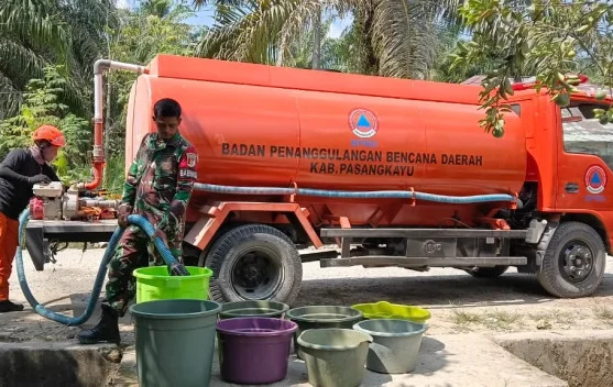 Krisis Air Bersih, Babinsa dan BPBD Salurkan Air Bersih di Bulumario Pasangkayu