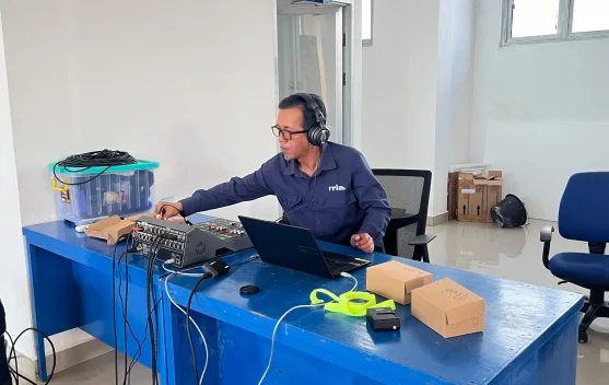 Mengabdi di Balik Frekuensi: Refleksi Hari Radio bagi Seorang Teknisi Siaran