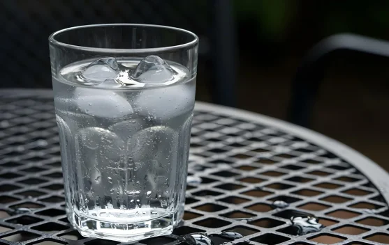 Mitos atau Fakta, Minum Air Es Bikin Perut Buncit