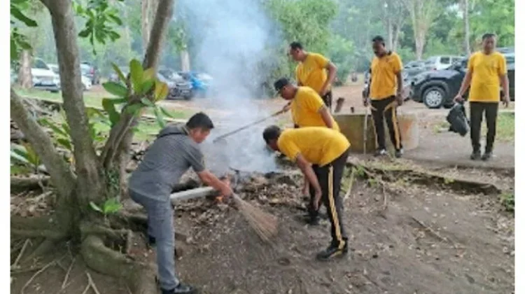 Polres Bitung Bersihkan Pantai Tanjung Ria